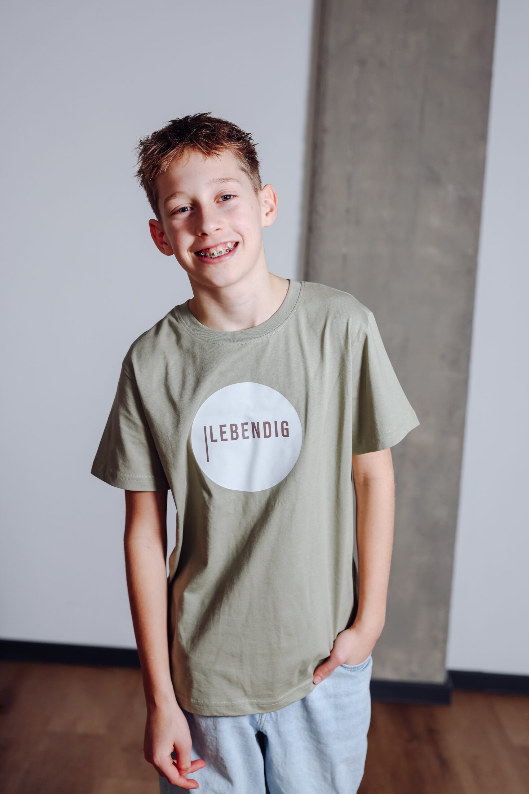 Kinder-Shirt OLIVE "LEBENDIG" – Bild 2